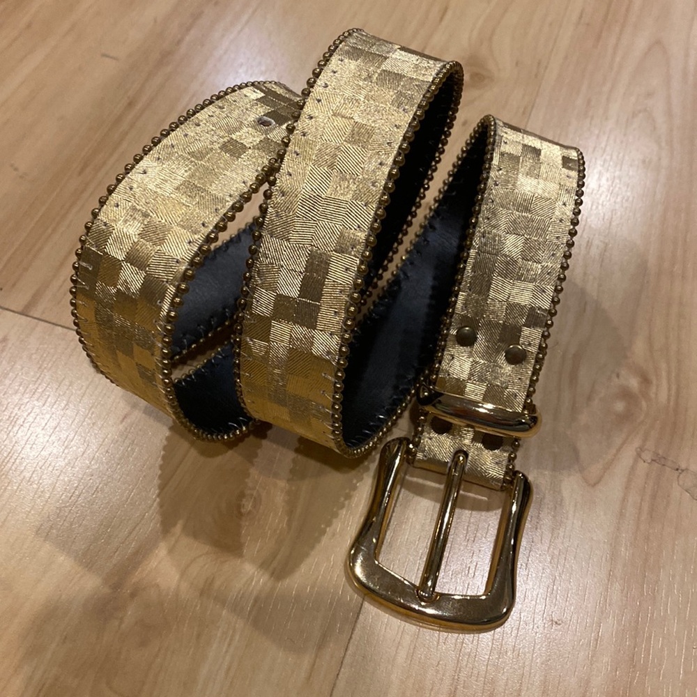 Fabulous vintage gold belt. Size M.